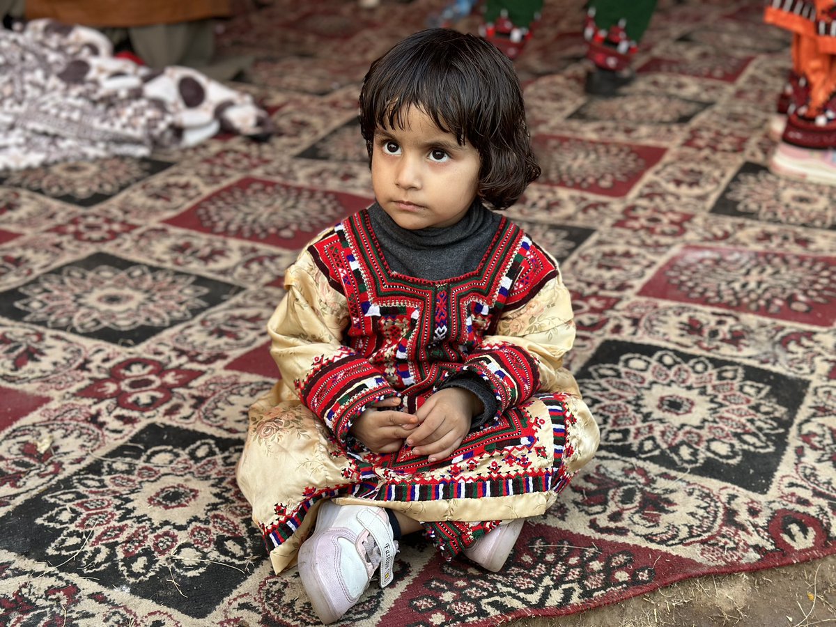 AsadAToor's tweet photo. لاپتہ افراد کے کیمپ میں ایک معصوم بلوچ بیٹی کو دیکھ کر  ایک شعر اُنکے نام جنہوں نے اِس کے پیارے اغوا کیے ہیں:

خدا کرے کہ تمہارا بھی کوئی یوسف ہو
خدا کرے تمہیں اس کی قمیض تک نہ ملے

فیضان فیضی https://t.co/VF8KEwAt44