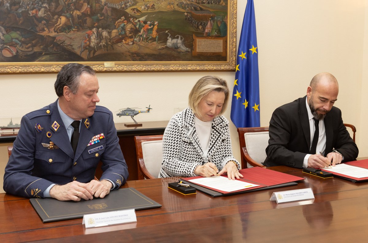 Defensagob's tweet photo. Las 🇪🇸 #FuerzasArmadas van a poner en marcha una estrategia de digitalización que simplifique la fabricación de piezas y repuestos en sus cadenas de suministro, gracias a la firma del convenio presidida por la secretaria de Estado de Defensa, @AmparoValcarce1, con la empresa Soluciones Sicnova @sicnova3d.