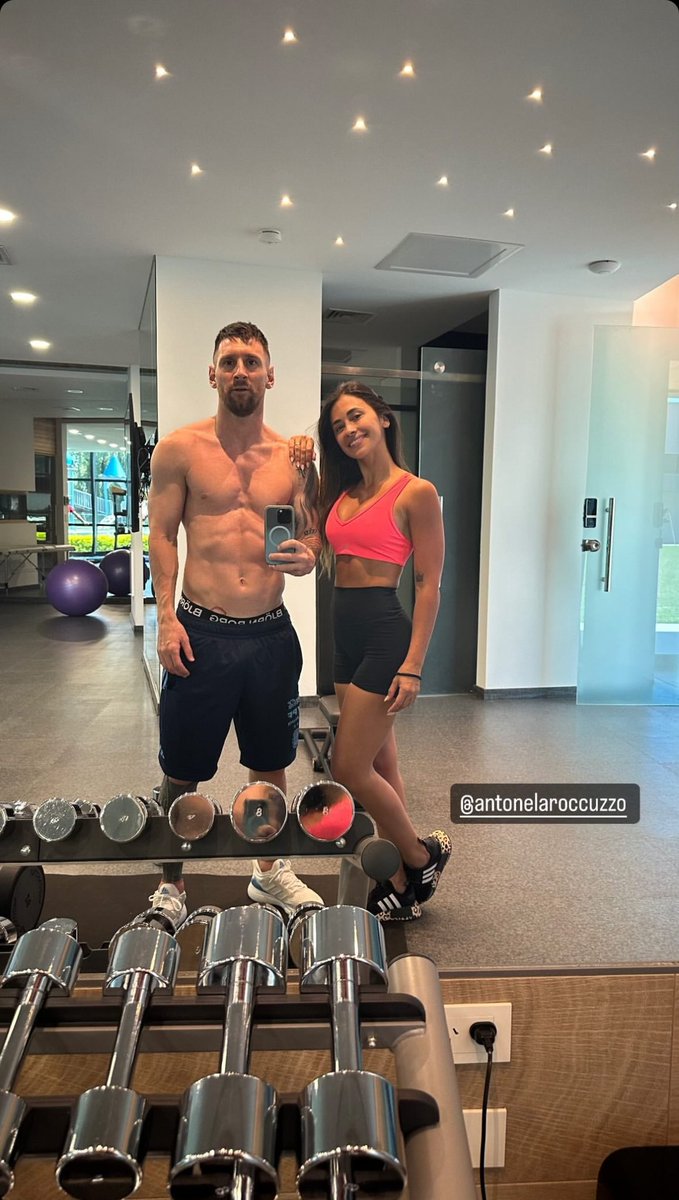 WeAreMessi's tweet image. Leo Messi and Antonela at the gym today! 😍