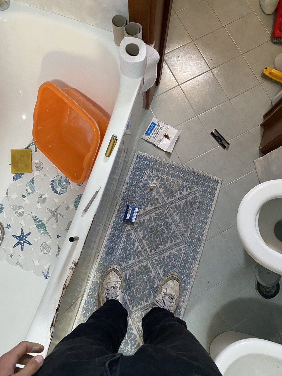 Emilioqllvr_'s tweet photo. Cazzo e palle di ferro che fanno tin-tin come un mazzo di chiavi https://t.co/kthg4PUXYt