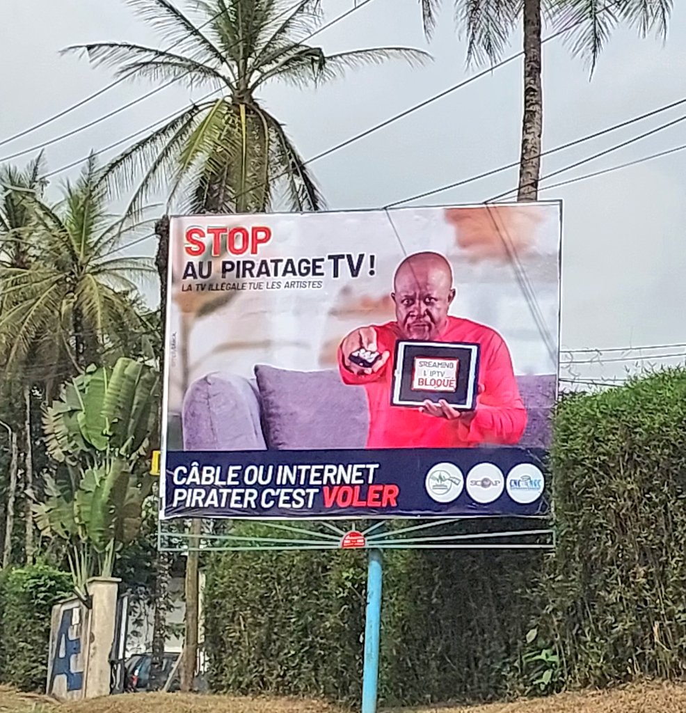 aristidemabatto's tweet photo. Qui peut bien être le commanditaire de cette discrète campagne anti-piratage TV signée #SimplyBlack ?
#SniperDePub https://t.co/Fh9cGsIrE1