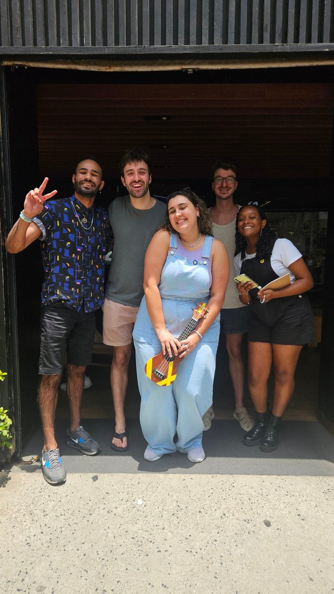 ajr_brasil's tweet photo. Gente. Conhecemos Jack e Ryan hoje em São Paulo. Entregamos presentes e tiramos essas fotos. Esse é o tweet. https://t.co/nI4GN7pJv4