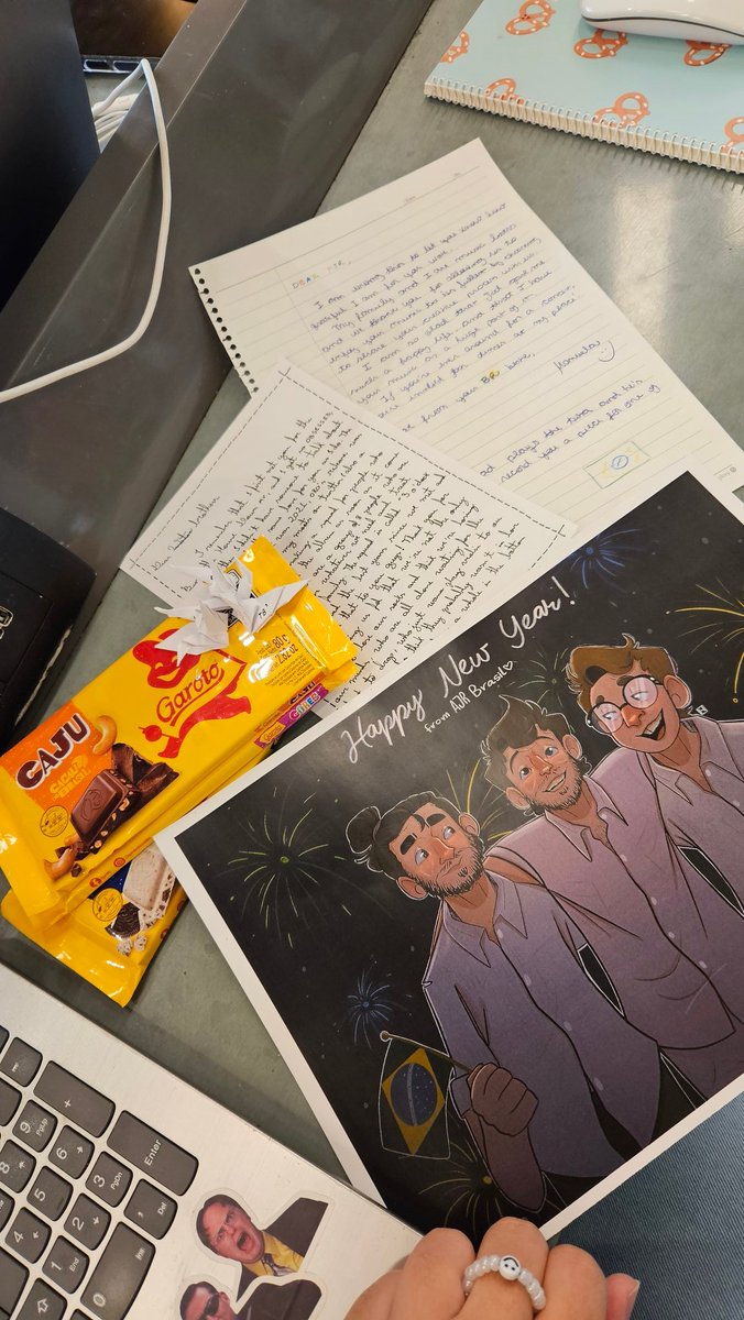 ajr_brasil's tweet photo. Gente. Conhecemos Jack e Ryan hoje em São Paulo. Entregamos presentes e tiramos essas fotos. Esse é o tweet. https://t.co/nI4GN7pJv4