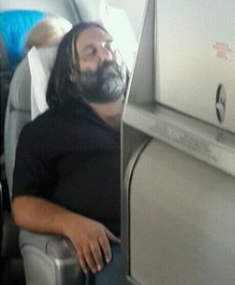Trumperizar's tweet photo. Baradel:

4 años con Alberto /  20 días con Milei https://t.co/xAvjVcwscE