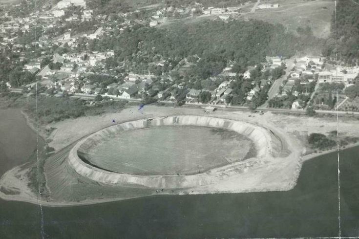 Estádio Beira-Rio no início de sua construção. 

Segue as fotos: