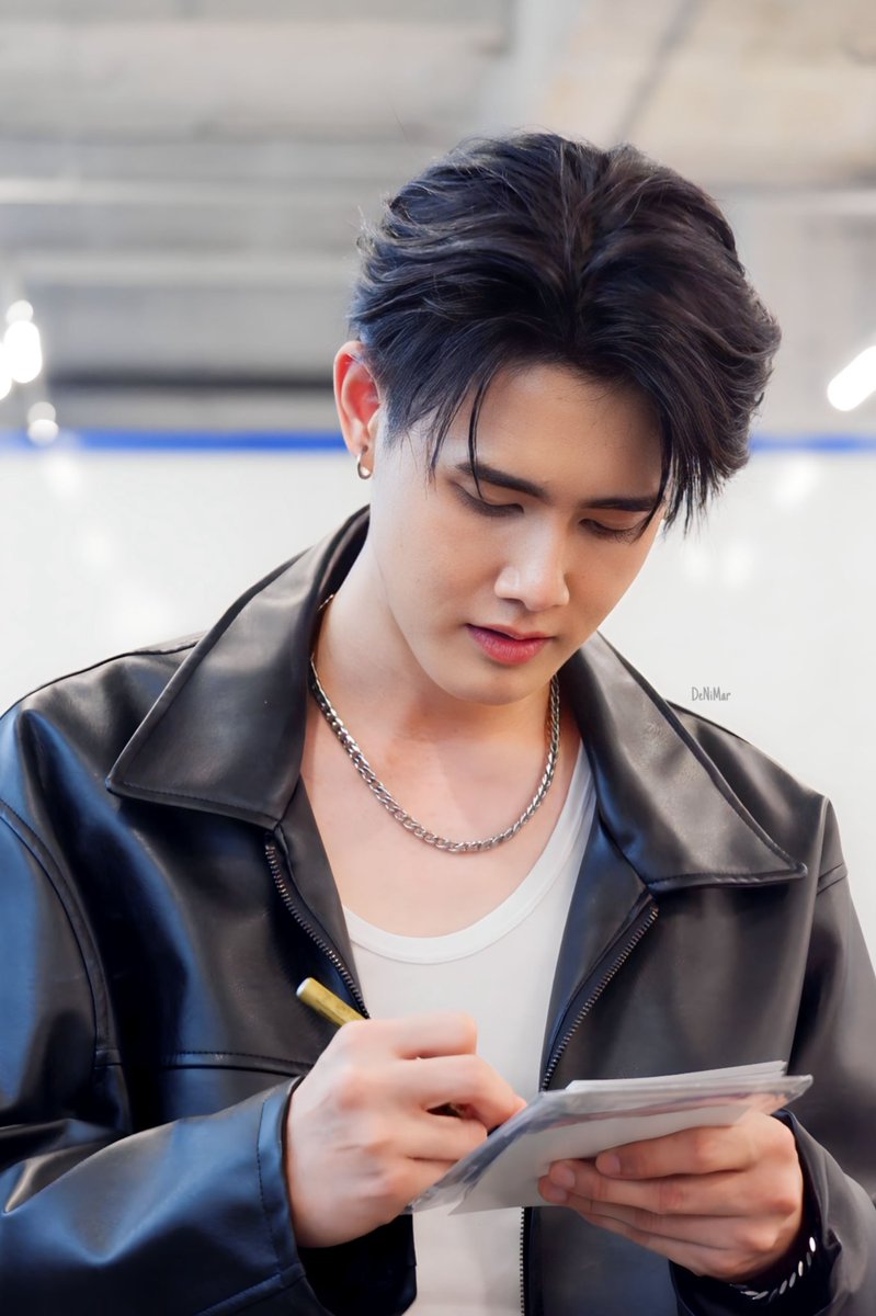 BNimmin's tweet photo. หล่อไปหมดดด
28.05.23 
AMARINEXPO
#AMARINEXPO2023
#เจ้าแบงค์กล้วยหอม #BankToranin #ToraElement
#ELEMENTTH https://t.co/SWGCEiGW5e
