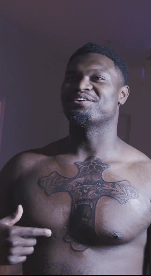 HaterReport's tweet photo. Zion Williamson…come on bro. Who gonna tell him it’s not centered? 😂 https://t.co/kOeeQKZ18Y