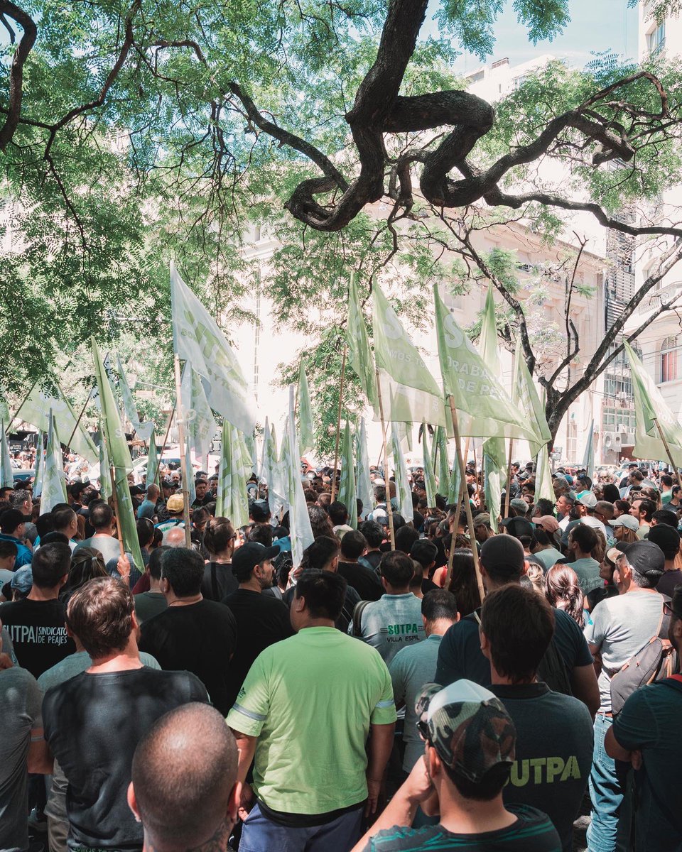 sutpapeajes's tweet photo. Como cada vez que vulneraron los derechos del trabajador, hoy el SUTPA estuvo en las calles frente a un decreto inconstitucional que profundiza aún más la crisis social y económica.

La dignidad de los trabajadores, de los jubilados y de las familias no se negocia #SomosLucha ✌️ https://t.co/E9M5W7XSqA