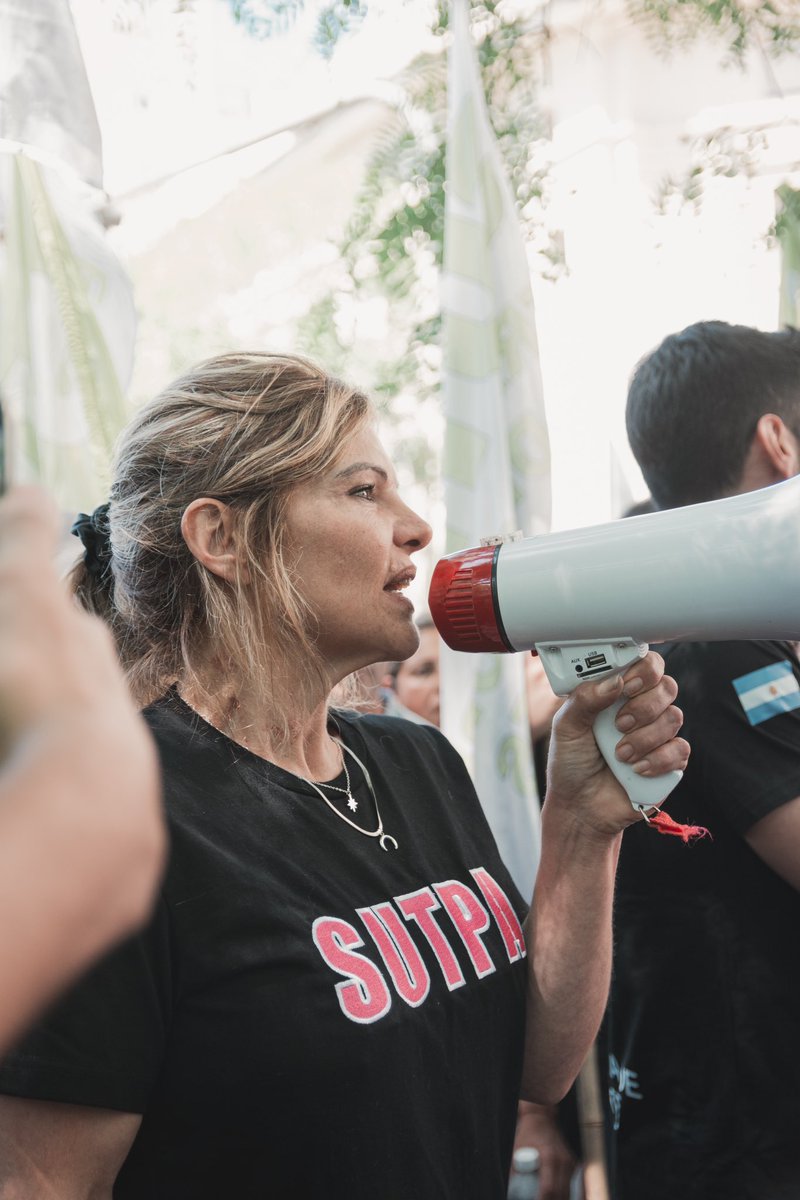 sutpapeajes's tweet photo. Como cada vez que vulneraron los derechos del trabajador, hoy el SUTPA estuvo en las calles frente a un decreto inconstitucional que profundiza aún más la crisis social y económica.

La dignidad de los trabajadores, de los jubilados y de las familias no se negocia #SomosLucha ✌️ https://t.co/E9M5W7XSqA