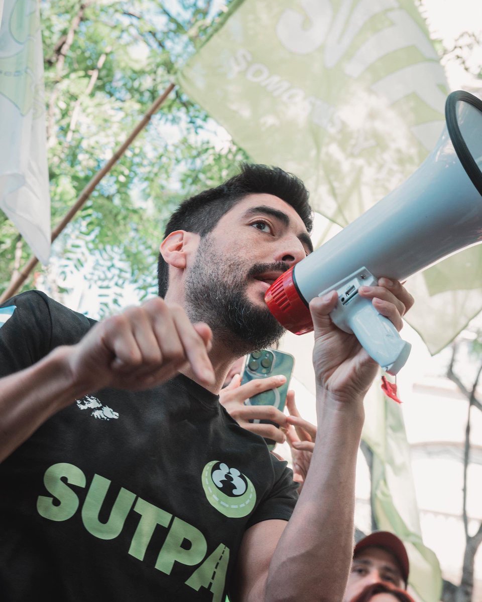 sutpapeajes's tweet photo. Como cada vez que vulneraron los derechos del trabajador, hoy el SUTPA estuvo en las calles frente a un decreto inconstitucional que profundiza aún más la crisis social y económica.

La dignidad de los trabajadores, de los jubilados y de las familias no se negocia #SomosLucha ✌️ https://t.co/E9M5W7XSqA