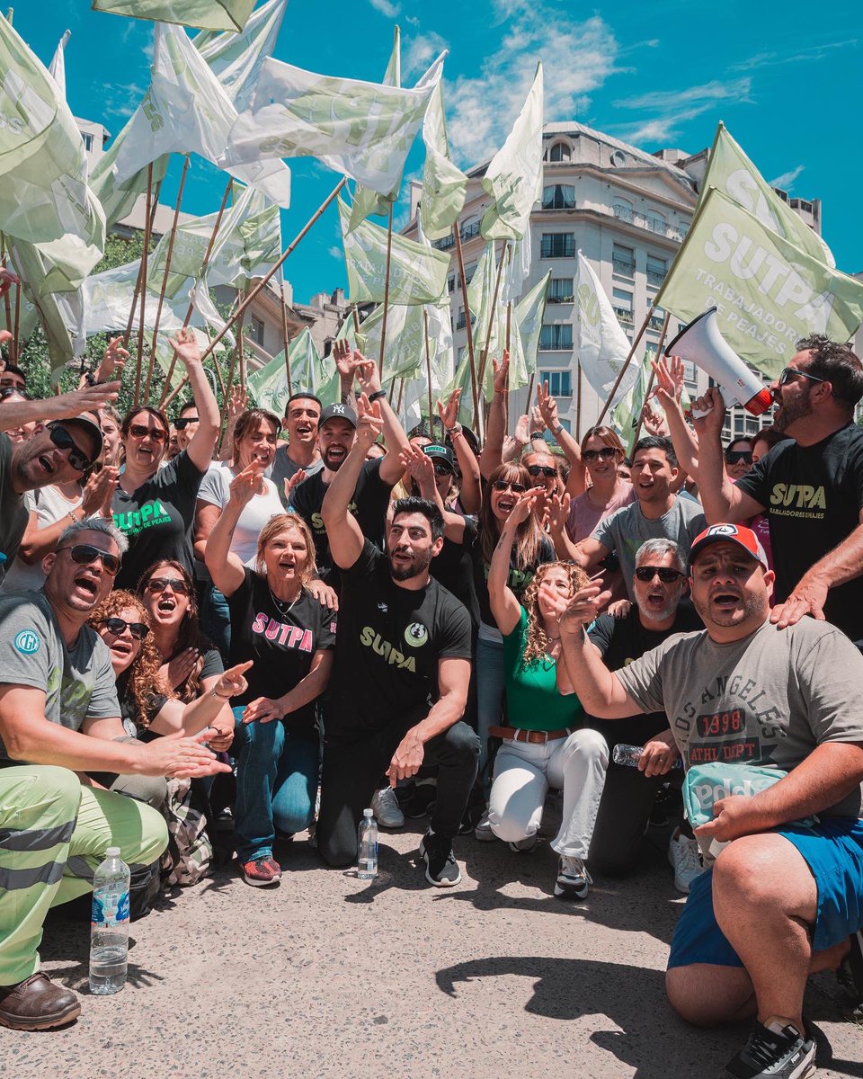 sutpapeajes's tweet photo. Como cada vez que vulneraron los derechos del trabajador, hoy el SUTPA estuvo en las calles frente a un decreto inconstitucional que profundiza aún más la crisis social y económica.

La dignidad de los trabajadores, de los jubilados y de las familias no se negocia #SomosLucha ✌️ https://t.co/E9M5W7XSqA