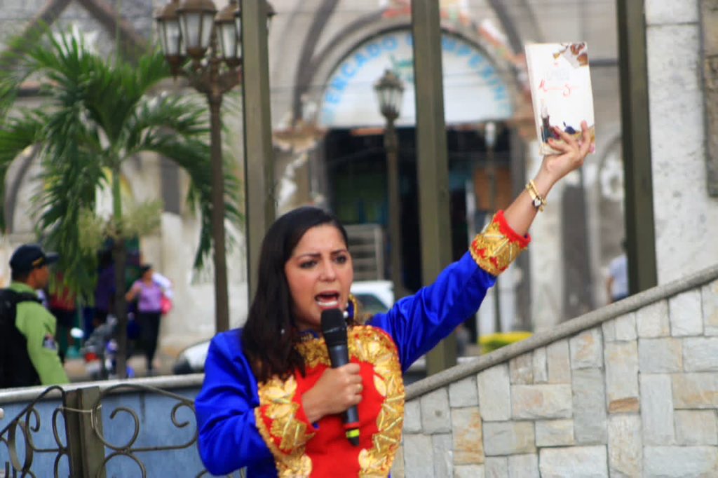 johanitakenpo's tweet photo. #27Dic Recordar a Manuelita Sáenz en su natalicio 226, nos llena de profundo orgullo, su lucha fue trascendental. En estos tiempos, nos convoca la historia de quienes nos antecedieron hace más de 200 años y al igual que ellos, ¡nosotros venceremos! #UniónFamiliarEnNavidad https://t.co/Uoe5LeGRqV