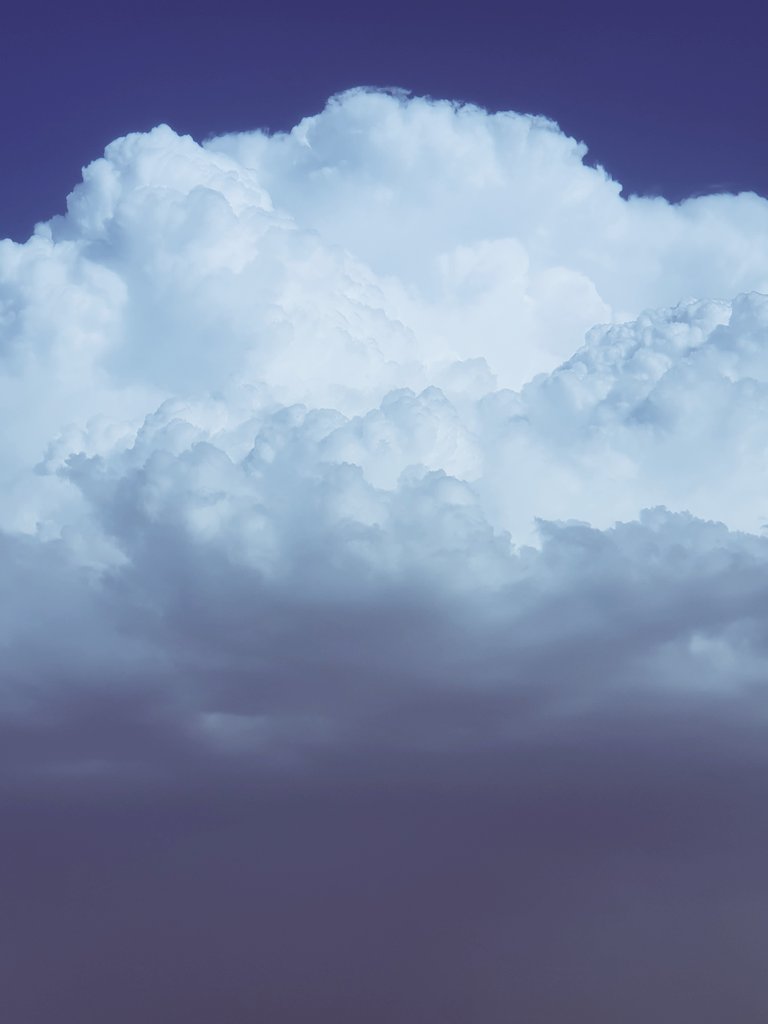 عـلى شـفـا نـجـد غــرا مـن تحتـها سـواد
قــنــوفـها تــهـيّـض اللي يـقـف قــدامـها

يســج معـها الـفـكـر فيـها شـبـه والـوكـاد
وجـه طخـمـا مـن دلعـها تـرخي الـثـامـها

الحسـن جذاب مـنـه يذوب حتى الجمـاد
كـيف القـلوب الـصخاف بـمسرح اعدامها

.

.