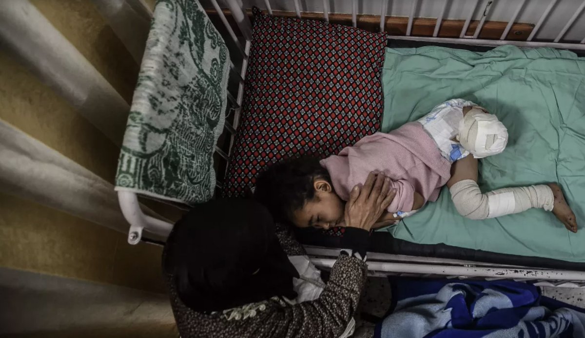 Många av er skulle grina om ni läste om en katt som behövde opereras utan bedövning. Men om det kommer till ett barn? 
Läkare tvingades operera 4-åriga Ghazal – utan bedövning. Foten blev infekterad, benet behövde amputeras. 
Blockaden av Gaza är i sig ett krigsbrott.