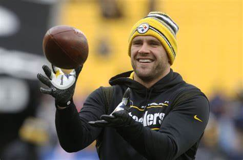 #NFL Sack Leaders with over 10 sacks this season 

#Steelers TJ Watt - 17
#Bengals Trey Hendrickson - 16
#Vikings Danielle Hunter - 15.5
#Chargers Khalil Mack - 15
#Jaguars Josh Allen - 13.5
#Raiders Maxx Crosby - 13.5
#Browns Myles Garrett - 13
#Cowboys Micah Parsons - 13
#Bears