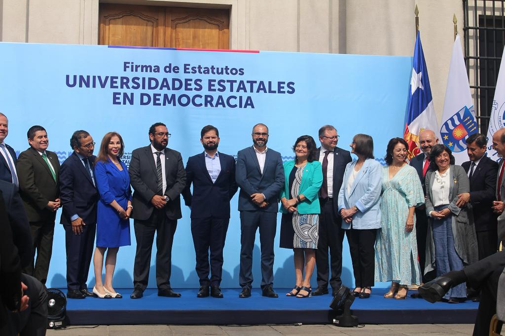 AndreeHenriquez's tweet photo. En mi calidad de presidente de la Junta Directiva de la @unapcl hoy me tocó ser parte de la ceremonia de firma del decreto que permitirá a las universidades estatales cambiar sus estatutos. Estos fueron discutidos y elaborados en democracia, y un anhelo de las comunidades universitarias durante muchas décadas. 👏Sin duda un gran paso para fortalecer la educación superior pública y promover la colaboración, especialmente en nuestras regiones.