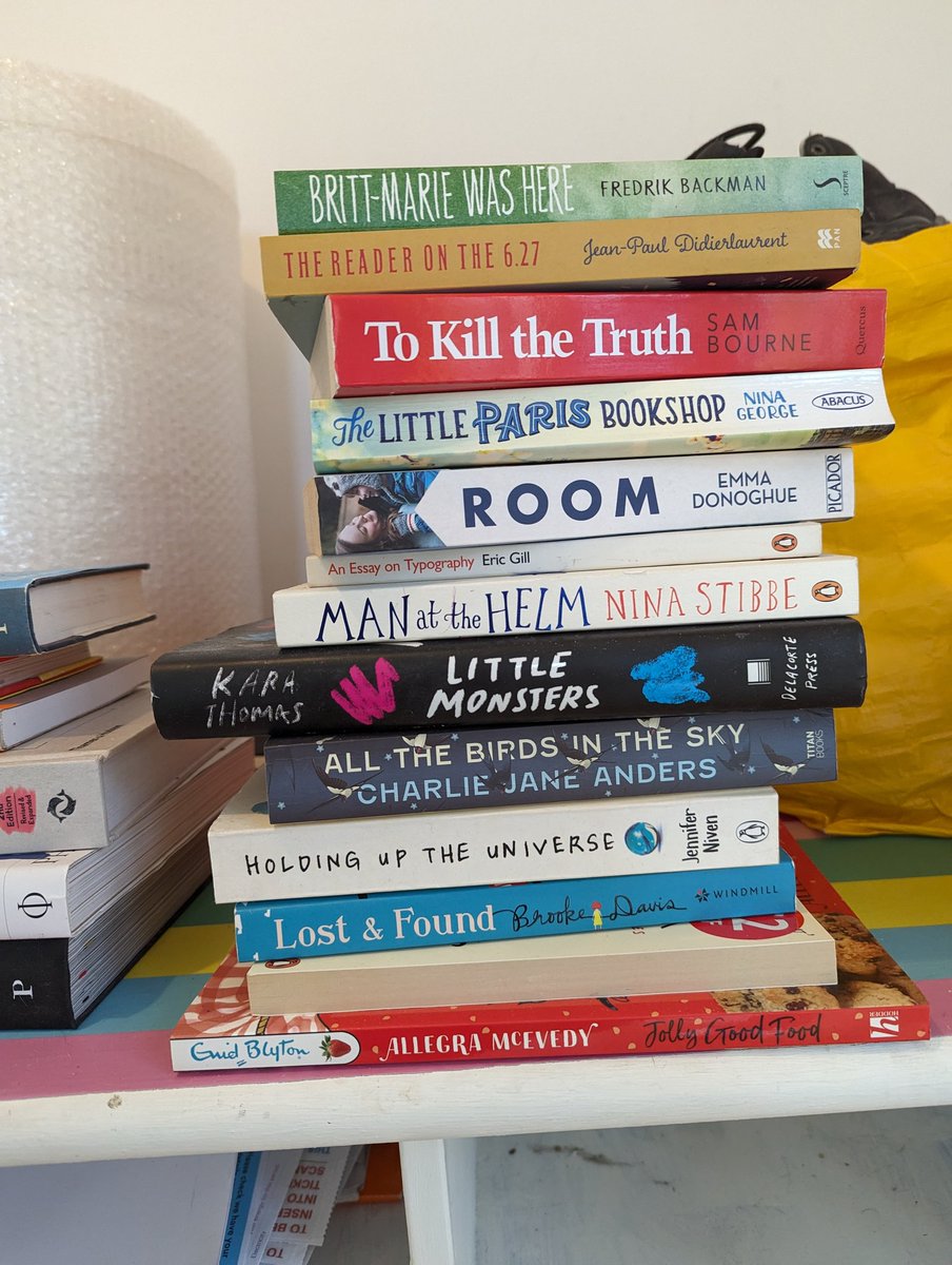 hannahsaywhaat's tweet photo. Any ad/design folk want some books? #AdTwitter https://t.co/76Vll3WR0M