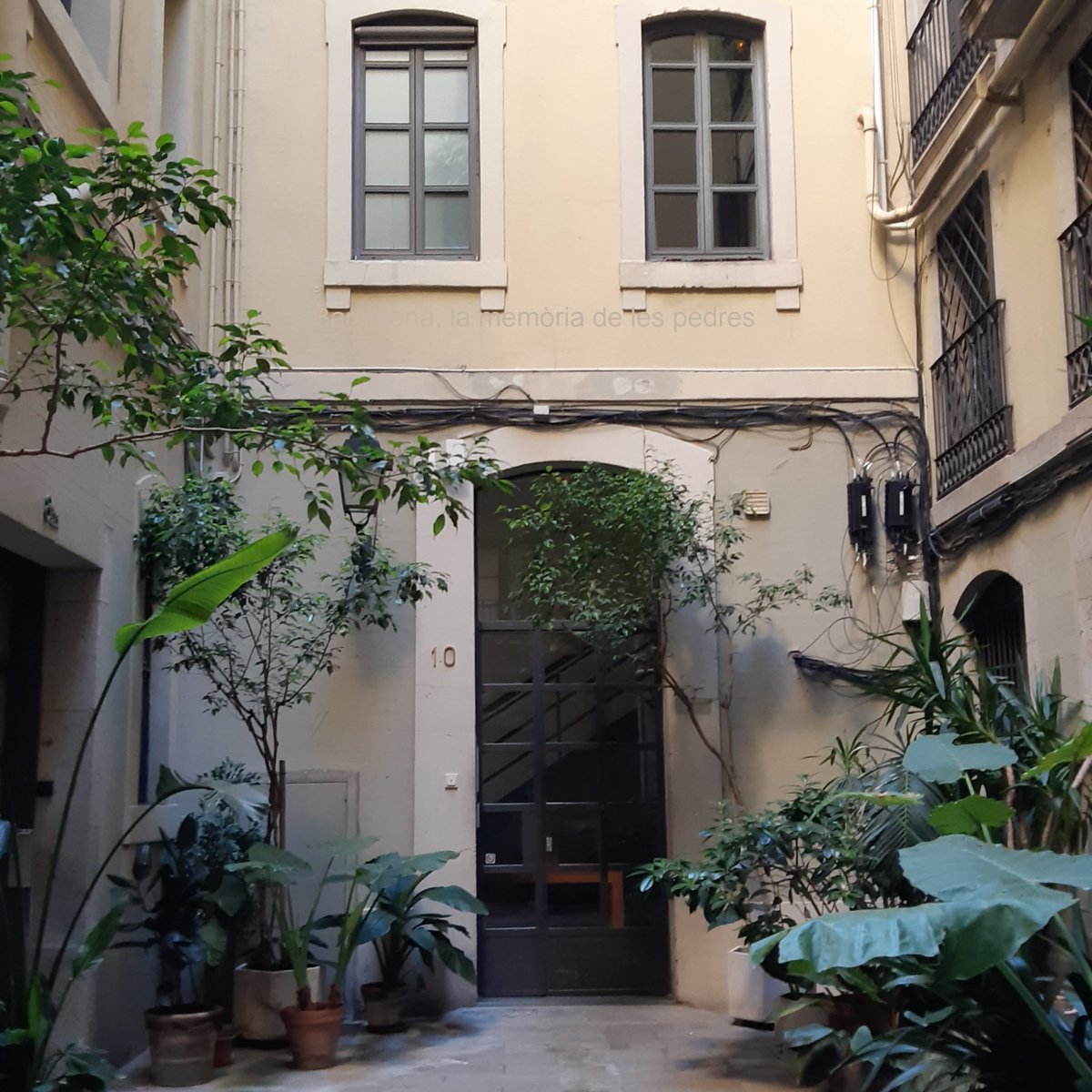 150 aniversari del naixement de Josep Maria Sert. 
El pintor va néixer al passatge Sert, un dels més bonics de Ciutat Vella, envoltat pels edificis fabrils i residencials que pertanyia a la seva família de rics industrials tèxtils (catifes i tapissos).