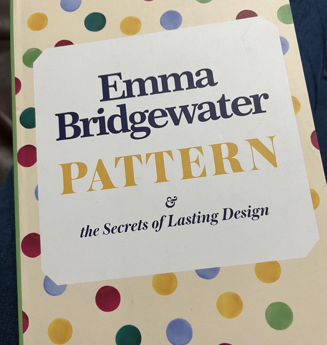 New book day! My inner design geek is really look forward to this 😁❤️ Thanks to my @creativemindsan Secret Santa 🎁
#emmabridgewater #designgeek
@EmmaBridgewater
