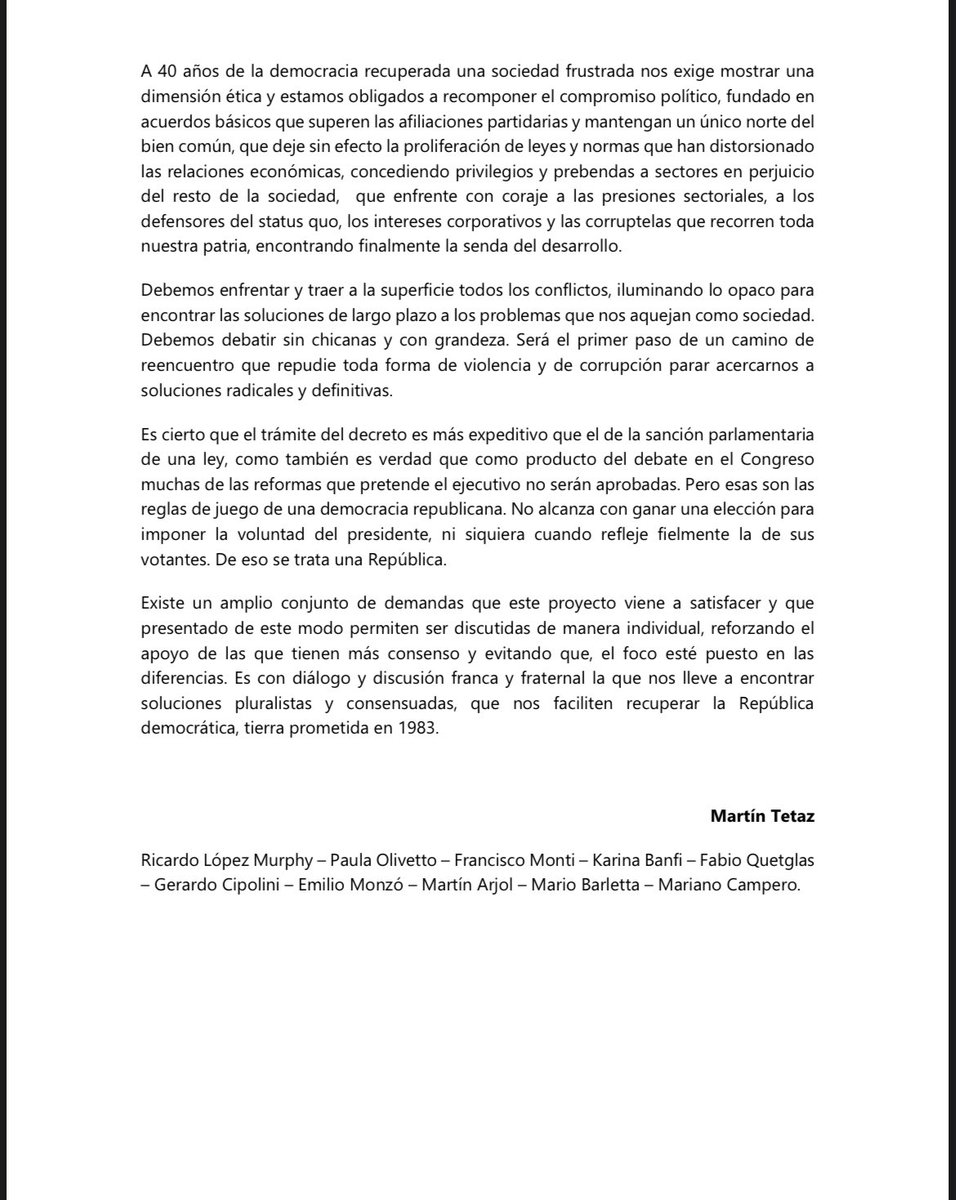 martintetaz's tweet photo. Presentamos en el Congreso el proyecto de ley con el contenido del Decreto de desregulacion de @JMilei para que sea discutido en el ámbito y bajo las condiciones que la Constitución determina. 
El principio republicano de división de poderes está diseñado para limitar el poder del estado sobre los ciudadanos, repartiéndolo en el ejecutivo, el legislativo y el judicial.
Por más razonable que sea la reforma propuesta por el presidente y por más apoyo político y ciudadano que tenga, no puede legislar porque está facultad le está prohibida expresamente por la Constitución.
Además, si puede llamar a extraordinarias y presentar un proyecto de ley de reforma del estado en materia tributarias, penal y de régimen electoral, también puede presentar lo que pretende aprobar por DNU. Reunido el congreso no hay ningún argumento para que el presidente legisle.