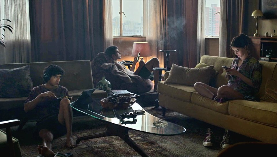 thatfilmymonk's tweet photo. Three friends, Single room, and scrolling their phones. The most relatable frame from Kho Gaye Hum Kahaan. https://t.co/VHXtp67bUq