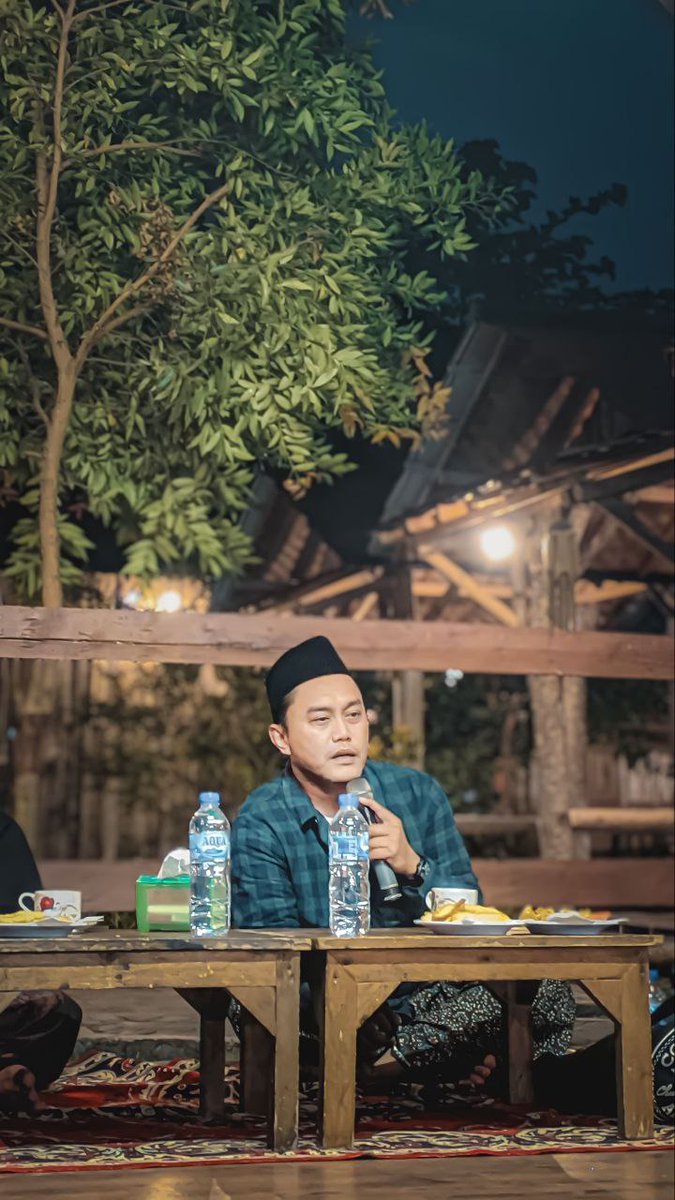 Malam rutinan pengajian bersama Cak Kuswaidi Syafi'i dan Pakyai <a href="/edi_akhiles/">EDI AH IYUBENU</a> di #kafemainmain