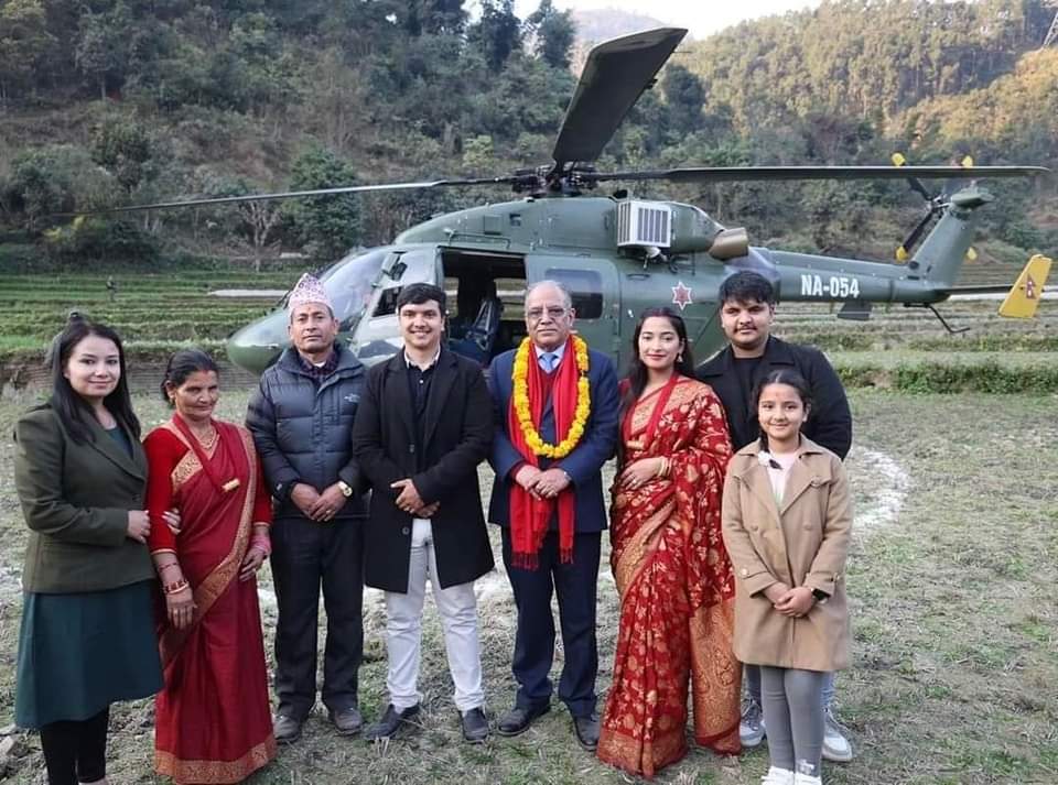 aapril20's tweet photo. गाउँका जनता प्लेन चढेर खाडिमा 
नेता हेलिकप्टर चढी गाउँका बारिमा https://t.co/PJNOlqijEQ
