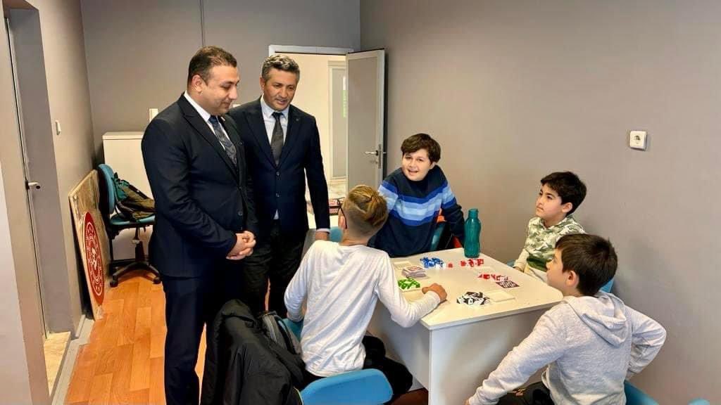ner_yavuz's tweet photo. Beydağ Kaymakamımız Sayın İrem Baha YAĞAN, Beydağ Gençlik İlçe ve Spor Müdürlüğüzü ziyaret etti. Ziyareti sırasında, yapılan çalışmalar ve faaliyetler hakkında bilgi edindi.
Nazik ziyaretleri için Sayın Kaymakamıza çok teşekkür ederiz.
@OA_BAK @MuratEskici38 https://t.co/Qjee4FqIPx