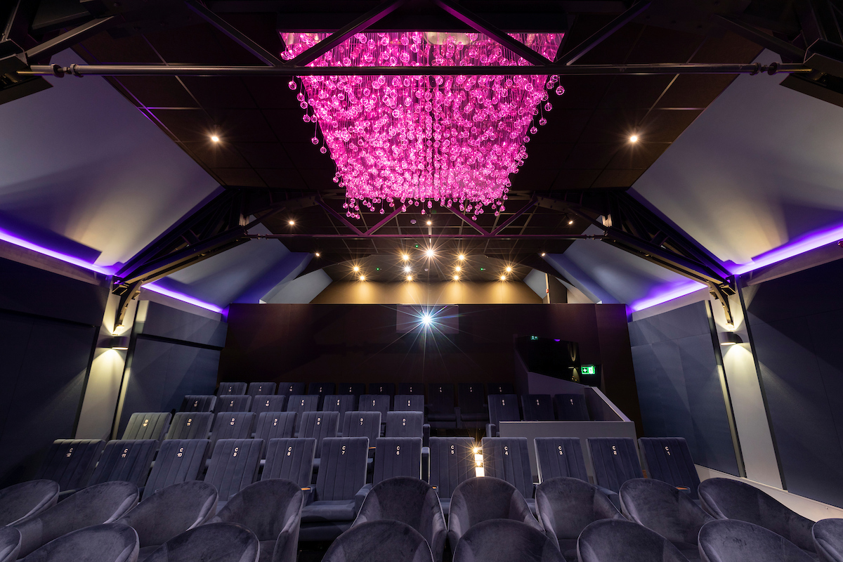 TheLexiCinema's tweet image. Our gorgeous Screen One! Did you know that the chandelier was designed by renowned artist Bruce Munro? 💡#TIL #ScreenOne #IndieCinema