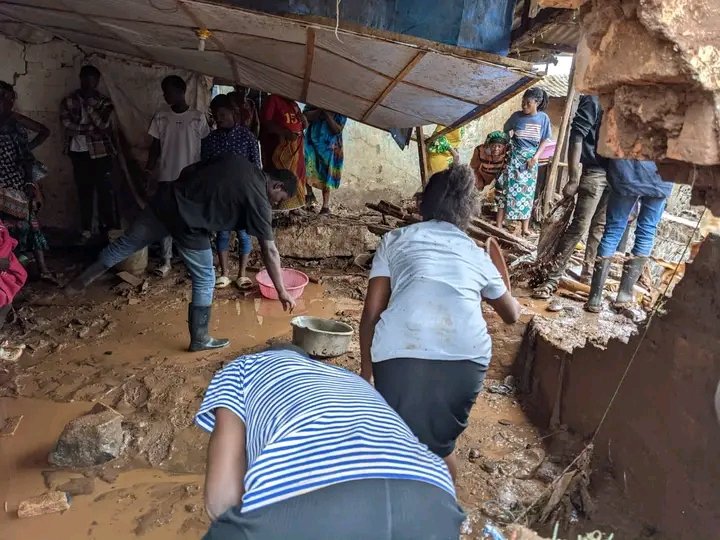 #BUKAVU: More than 25 deaths recorded this Wednesday morning in several districts of the city of Bukavu. Entire families were swept away by the waters of the rain that fell on the city on Tuesday night.