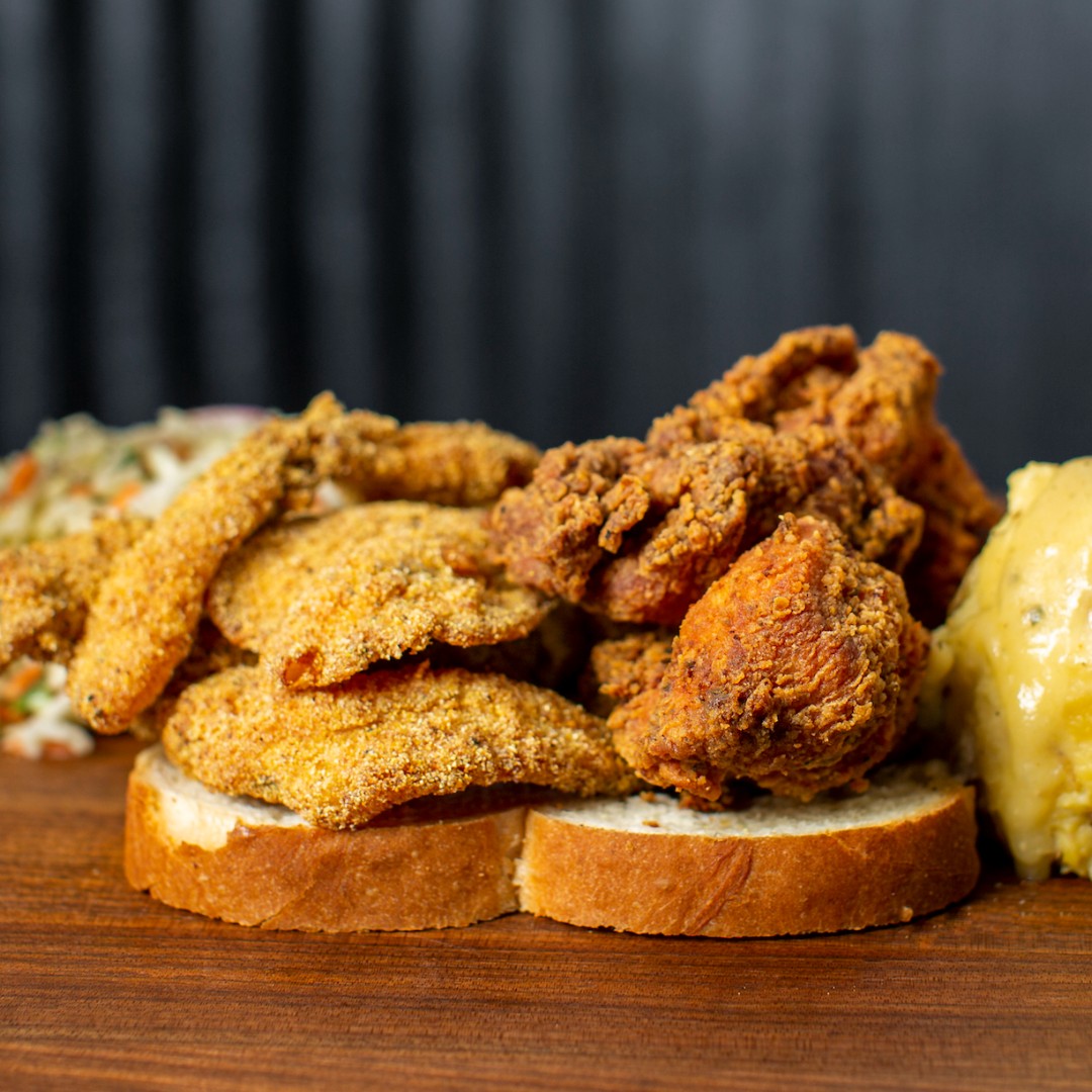 Who's ready for a little SURF &amp; TURF action today? 🔥🔥🔥

#stlsouthern #friedchicken #nashvillehotchicken #stleats #eatlocal #stlfoodie #explorestlouis