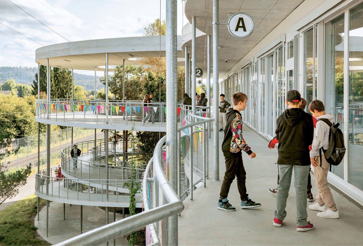 Hochparterre's tweet photo. «Wichtig ist, was wir bewirken können»
Das Schulhaus Wallrüti in Winterthur gilt als Modell einer Klimakrisenarchitektur: Dafür erhält das Büro Schneider Studer Primas den silbernen Hasen.
https://t.co/wxrEQ0cXUK
Fotos: Nik Spörri
#hochparterre #diebesten #architektur #schweiz https://t.co/jjmrmO0vPQ