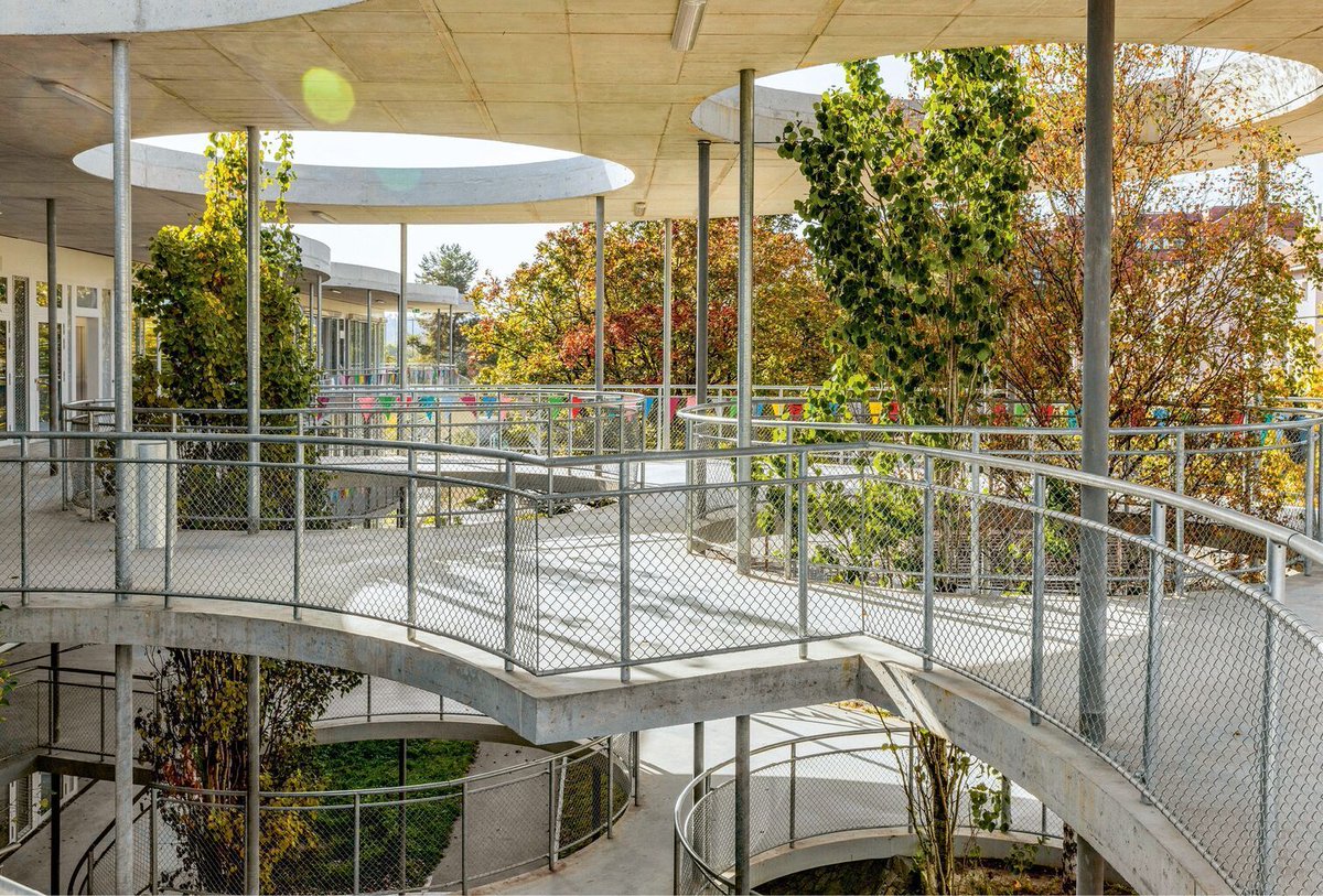 Hochparterre's tweet photo. «Wichtig ist, was wir bewirken können»
Das Schulhaus Wallrüti in Winterthur gilt als Modell einer Klimakrisenarchitektur: Dafür erhält das Büro Schneider Studer Primas den silbernen Hasen.
https://t.co/wxrEQ0cXUK
Fotos: Nik Spörri
#hochparterre #diebesten #architektur #schweiz https://t.co/jjmrmO0vPQ