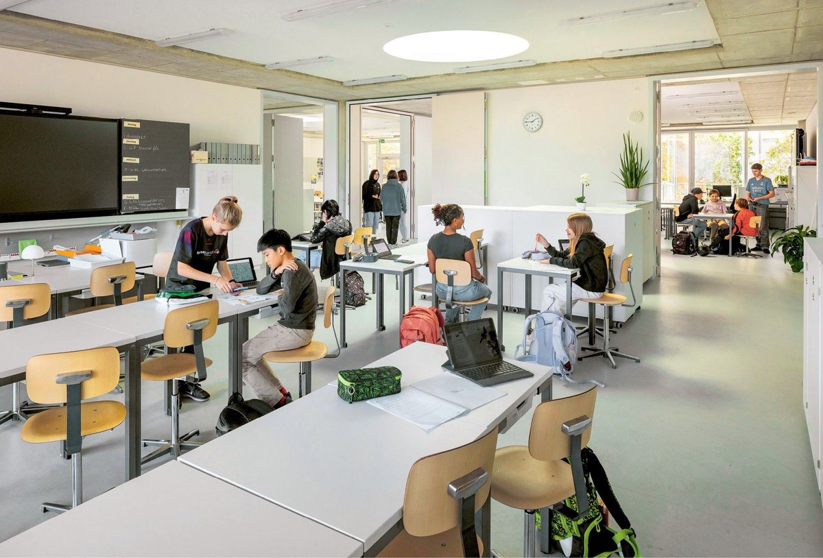 Hochparterre's tweet photo. «Wichtig ist, was wir bewirken können»
Das Schulhaus Wallrüti in Winterthur gilt als Modell einer Klimakrisenarchitektur: Dafür erhält das Büro Schneider Studer Primas den silbernen Hasen.
https://t.co/wxrEQ0cXUK
Fotos: Nik Spörri
#hochparterre #diebesten #architektur #schweiz https://t.co/jjmrmO0vPQ