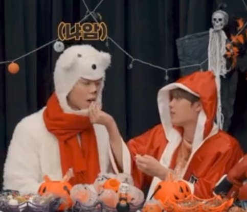 ไม่ชอบแบ่งของกินให้ใครหรอก จริงๆรอพี่เค้าแบ่งเค้าป้อนให้ต่างหาก 🤭