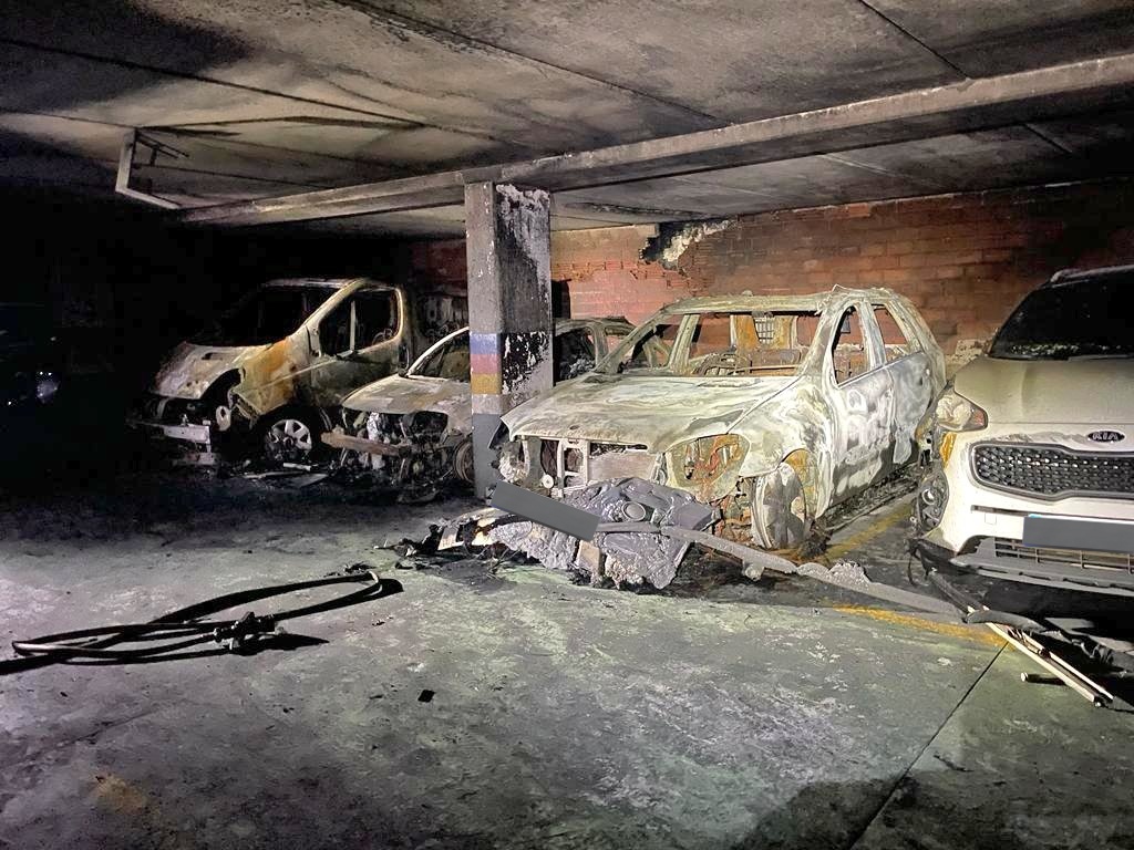 bombeiroscoruna's tweet photo. ▶️O incendio produciuse no aparcamento -2, e foron calcinados 3 vehículos por completo e outro moi afectado.

▶️Moitos vehículos afectados polo fume e partículas en suspensión. 

▶️A pranta -2 quedou sen luz e a policía científica está investigando as causas do incendio. #Coruña https://t.co/bsnTnYhuDF