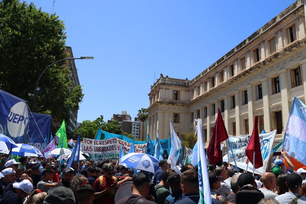 Se sumó el colectivo Inquilinos Córdoba (<a href="/InquilinosC/">Inquilinos Córdoba</a>) para repudiar la derogación de la ley de alquileres, los contratos en dólares y la posibilidad de que el mercado inmobiliario especule libremente con la vivienda en un país con más de 2 millones de viviendas vacías.