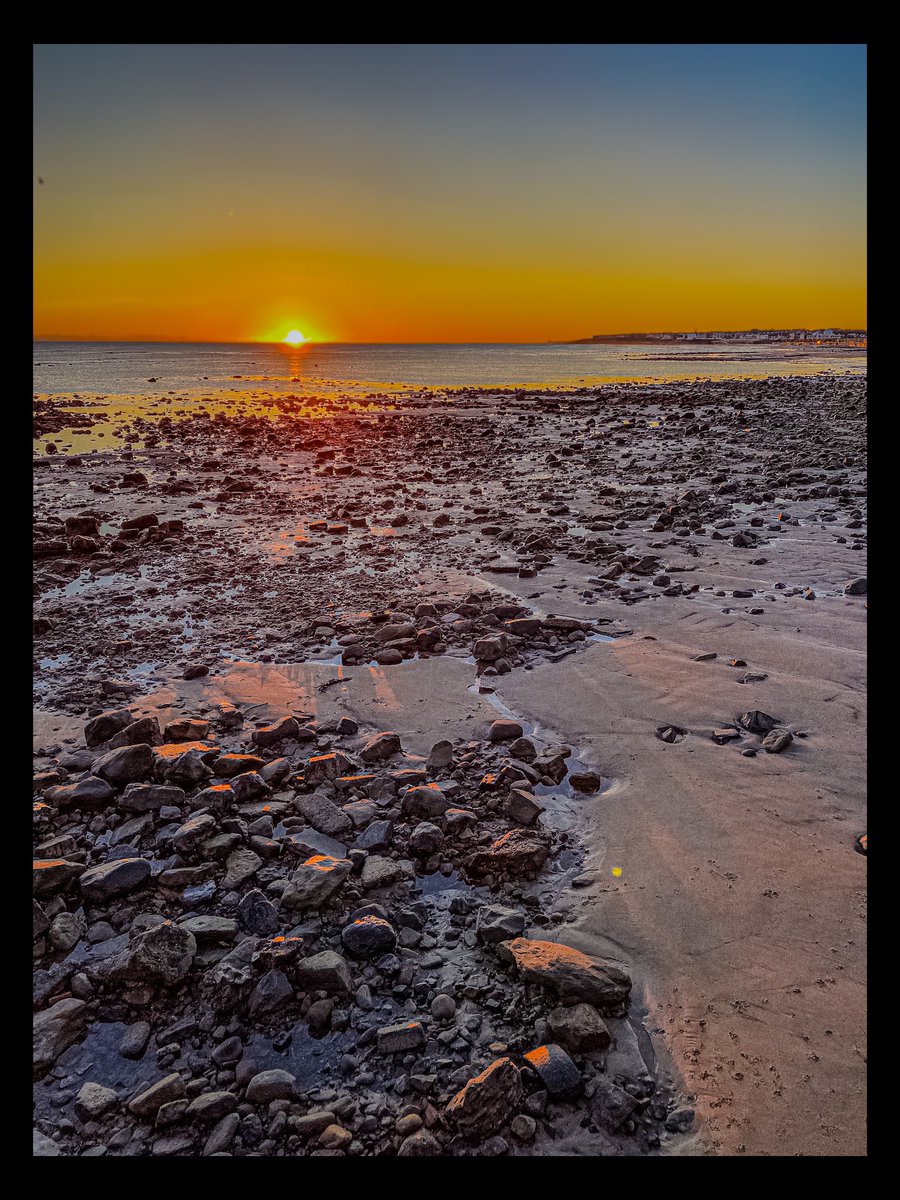 Thompa999's tweet photo. Boxing Day sunrise in Whitley Bay

#Whitleybay #sunrise #MorningMagic #MorningMotivation #northeastcoast #northtyneside #coastal #coast #SEA https://t.co/504NFAPXIf