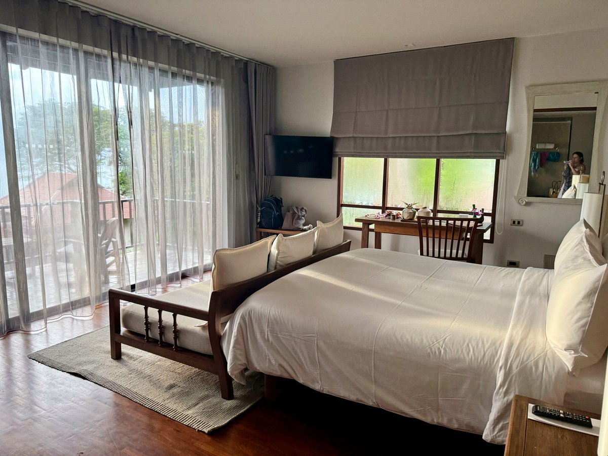 doublemacbex's tweet photo. I splurged on hotels on #KoLanta, especially the beautiful @pimalairesort, where I had an incredibly special stay, from the welcome drinks, to the gorgeous facilities and the complimentary airport transfer by speedboat! Read more on my blog:
https://t.co/gwArEjVBtW https://t.co/Wi661XEv3d