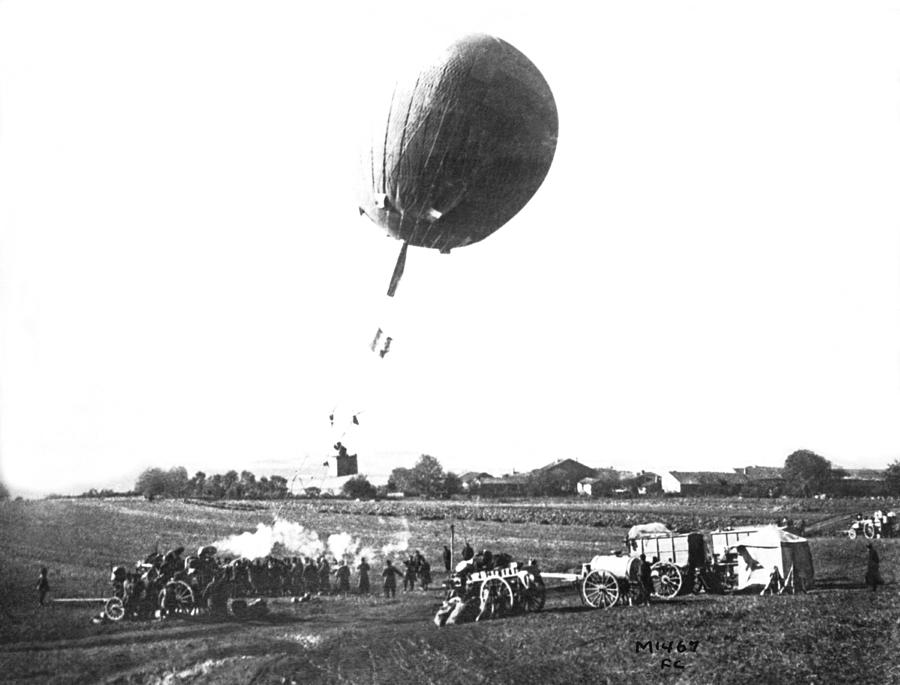 Omaha Daily Bee #OTD Dec 24 1914 publishes this photo of a "French captive balloon ascending to observe German positions near Metz." chroniclingamerica.loc.gov/lccn/sn9902199… x.com/ThisDayInWWI/s…