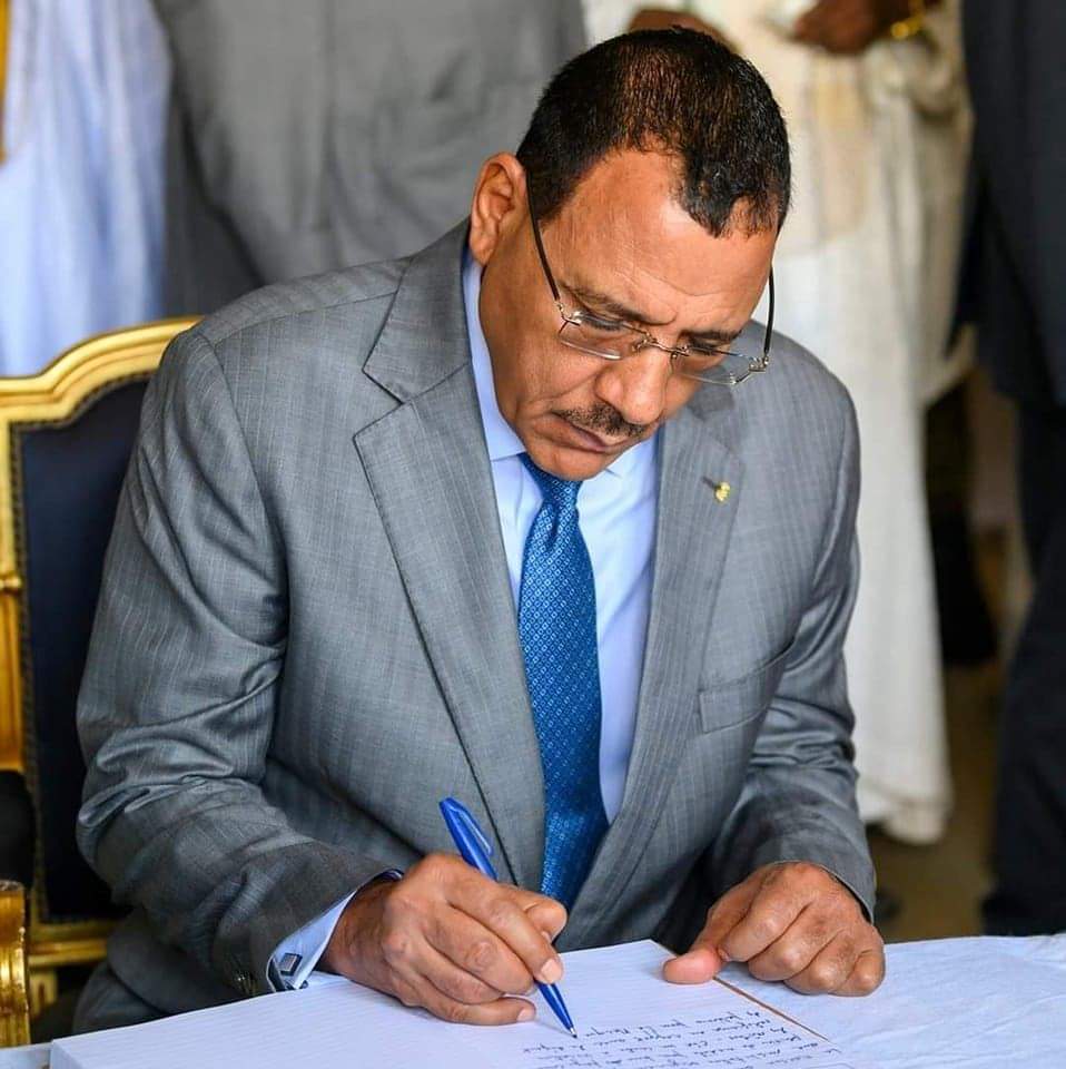 sahelbrut3's tweet photo. Fin  de polémique,l'ex sous préfet de la France Bazoum Mohammed Vient de signer sa démission aujourd'hui mercredi 27 décembre 😃😃😃 https://t.co/bLgyPYZqqR