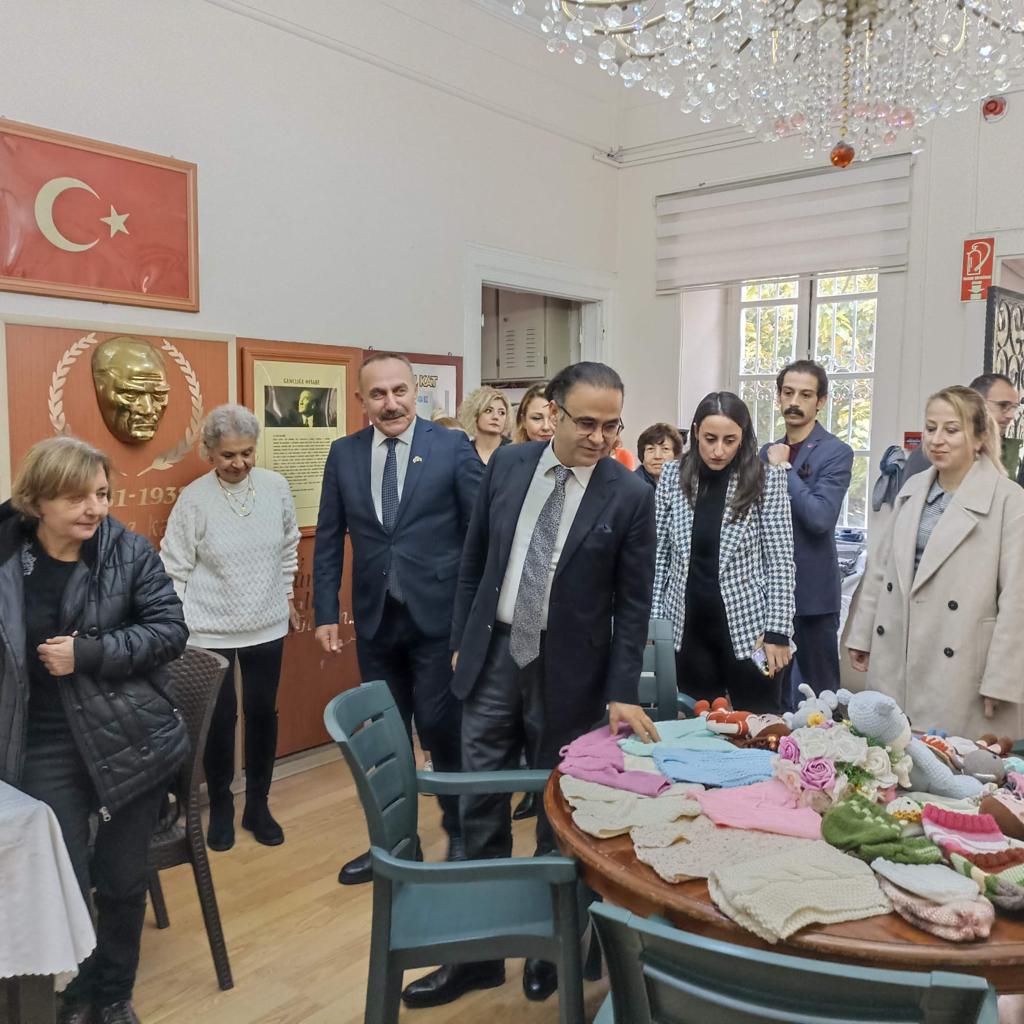 izmir_ilmem's tweet photo. İl Milli Eğitim Müdürümüz Dr. Ömer Yahşi Bornova Halk Eğitimi Merkezimizi ziyaret ederek Gazzeli çocuklar için üretim yapan gönüllü usta öğretici ve kursiyerlerle 
bir araya geldi.
@tcmeb @Yusuf__Tekin @yahsiomer https://t.co/CdFEf9Rxgs