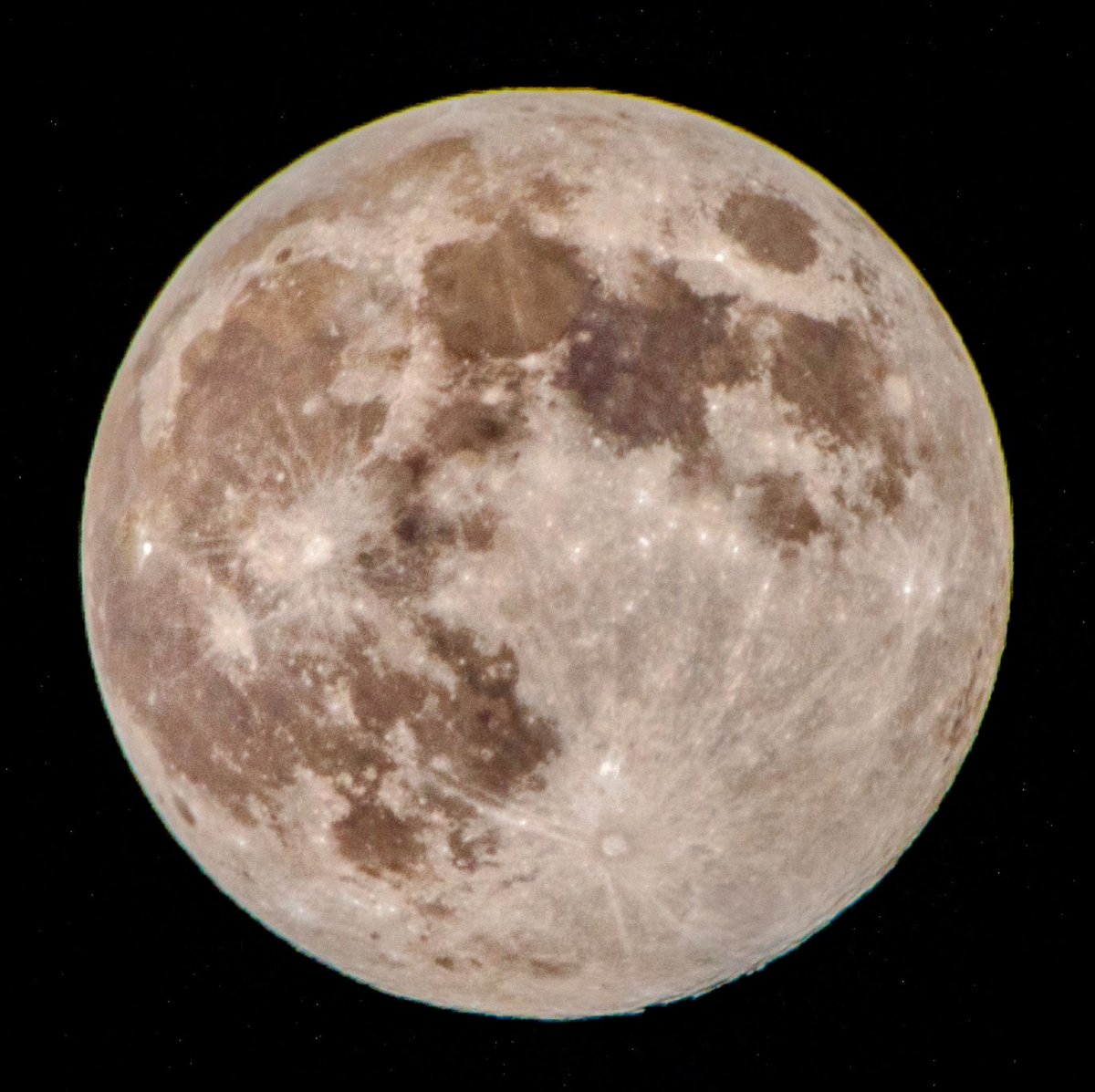 Claudius_o_L's tweet photo. Vollmond ist doof.

Einfach nur wie ne Scheibe Kochschinken - ganz unten rechts ein kleines bisschen Struktur...

Ich hoffe für nächste Woche auf
 halbwegs wolkenfreie Nächte...

#pentaxk1
#pentax_dfa150450 
#justthemoon https://t.co/m4KHUuYmRq