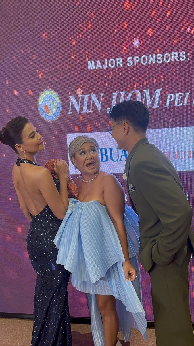 Eugene Domingo is such a character at the #MMFF2023 Red Carpet posing with Piolo Pascual and Alessandra de Rossi. Read related story here: manilastandard.net/showbitz/31440…