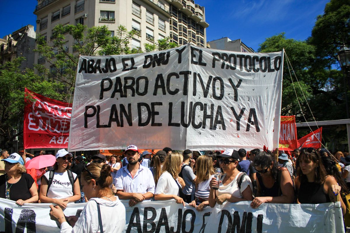 Fte_Izquierda's tweet photo. Las y los Diputados Nacionales del Frente de Izquierda participan de la movilización convocada por la CGT junto al sindicalismo combativo, movimientos sociales y la izquierda, en un polo independiente. https://t.co/JllAfVGUOq