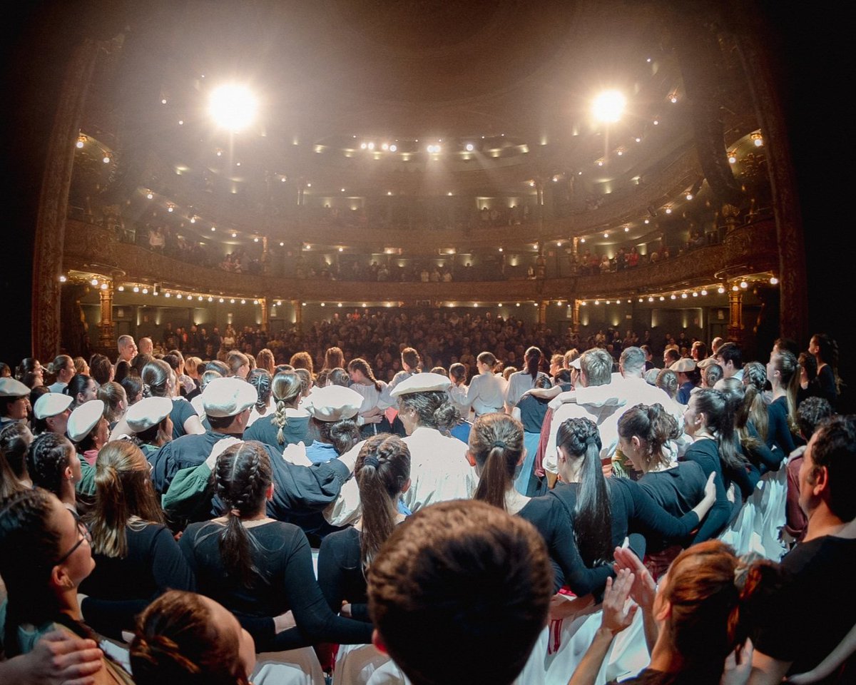 Korrontzi's tweet photo. [eus] Itzela atzoko emanaldia Bilbon! Musika, dantza eta batez ere helburu solidarioa!

[cas] Espectacular la actuación de ayer en Bilbo! Música, danza y sobre todo un fin solidario.

@teatrocampos @ProyectoSabores @SaizarSidreria @ElkarMusika @MIRMIDONPROD 📸 @guillermourkijo https://t.co/BbKPUaJwZN