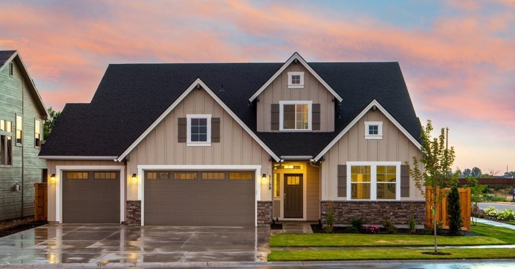 divinit1's tweet photo. Torn between deciding to buy or keep renting? Check THIS out!
##Kingofcheap  https://t.co/sgsanosw8f https://t.co/Mf1IC4GsDe