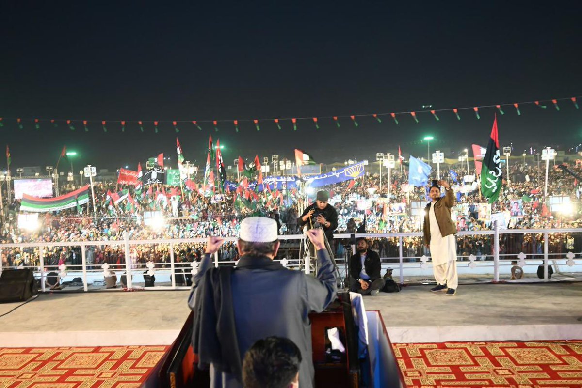 MediaCellPPP's tweet photo. لاڑکانہ: پاکستان پیپلزپارٹی پارلیمنٹرینز کے صدر آصف علی زرداری شہید محترمہ بینظیر بھٹو کے 16ویں یوم شہادت کے حوالے سے گڑھی خدا بخش میں ہونے والے جلسے سے خطاب کررہے ہیں۔
@AAliZardari 

 #SalaamBenazirBhutto https://t.co/sLSGCAvCz8