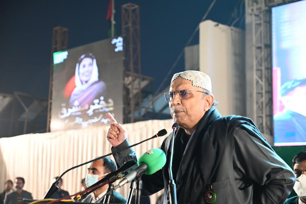 MediaCellPPP's tweet photo. لاڑکانہ: پاکستان پیپلزپارٹی پارلیمنٹرینز کے صدر آصف علی زرداری شہید محترمہ بینظیر بھٹو کے 16ویں یوم شہادت کے حوالے سے گڑھی خدا بخش میں ہونے والے جلسے سے خطاب کررہے ہیں۔
@AAliZardari 

 #SalaamBenazirBhutto https://t.co/sLSGCAvCz8