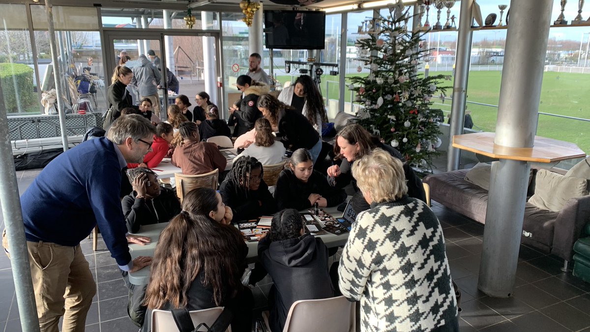PhilippeWolak's tweet image. Cet après-midi au club de rugby @athis_mons, un atelier « les magiciens du numérique » @OrangeIDF dispensé aux jeunes filles dans le cadre de la journée « Haut Féminin » avec la présence de @DialloCoum, @jjgrousseau @mir_rachid une journée citoyenne @TeamOrangeRugby @LIFRugby